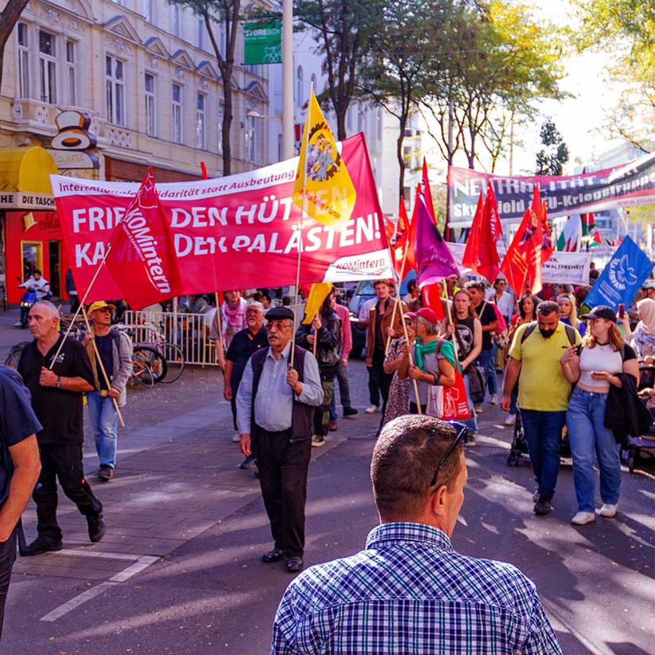 Die Teilnehmerinnen und Teilnehmer der Demo