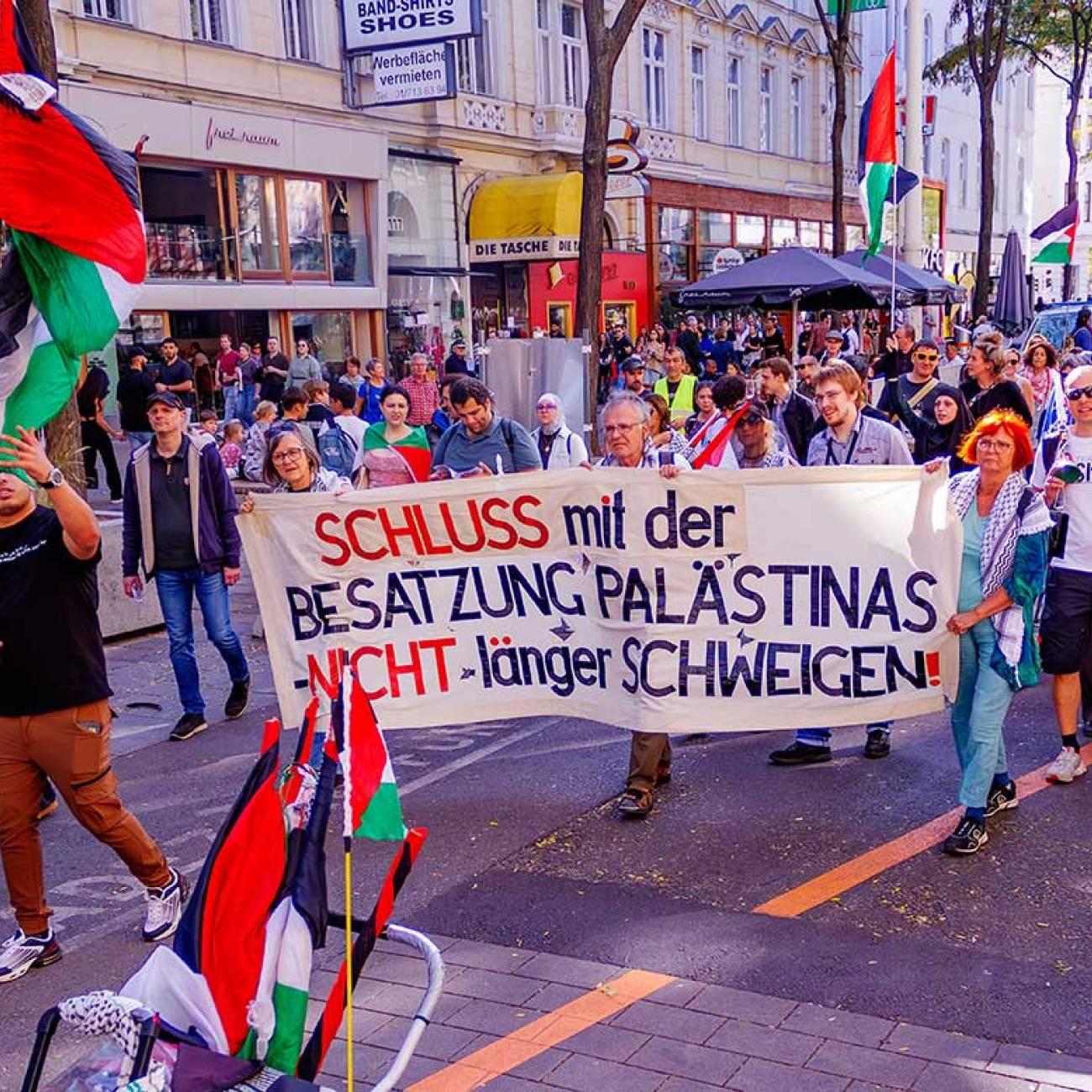 Die Teilnehmerinnen und Teilnehmer der Demo