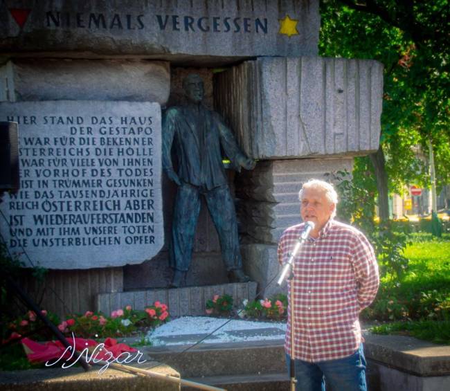 Andreas Wimmer bei antifaschistischen Denkmal am Morzinplatz