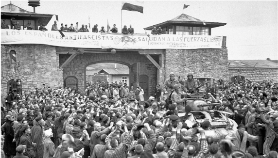 Spanische Antifaschisten die das KZ-Mauthausen befreiten begrüßen die ankommenden US-Truppen.