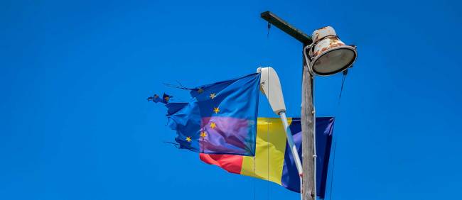 Rumänische Flagge mit zerfetzter EU-Flagge