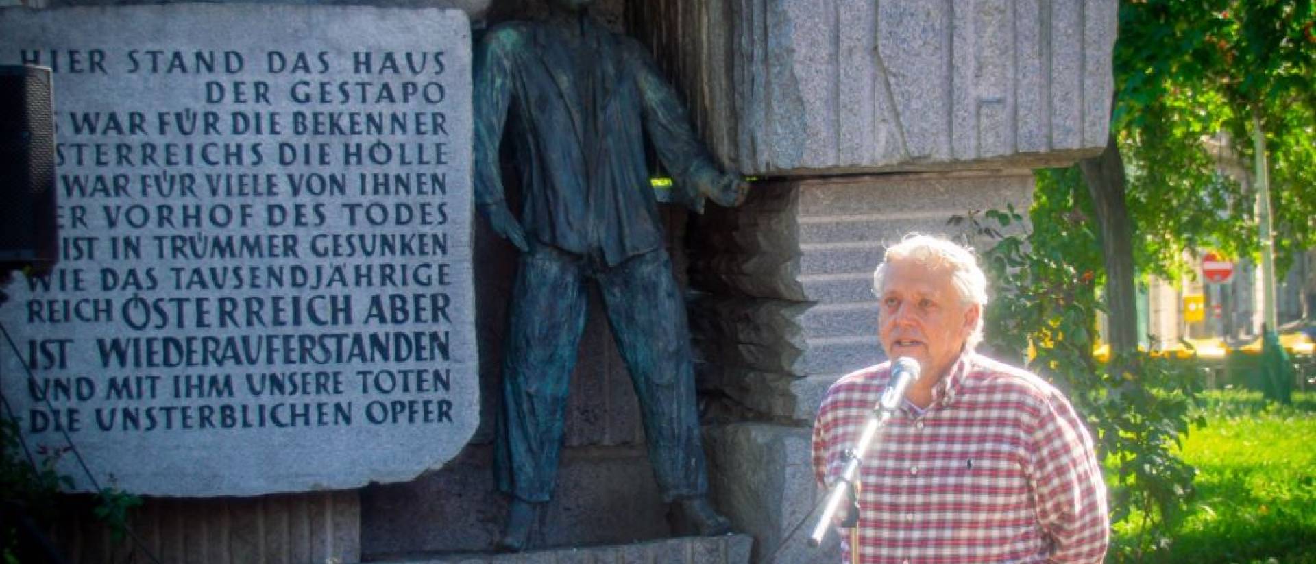 Andreas Wimmer bei antifaschistischen Denkmal am Morzinplatz