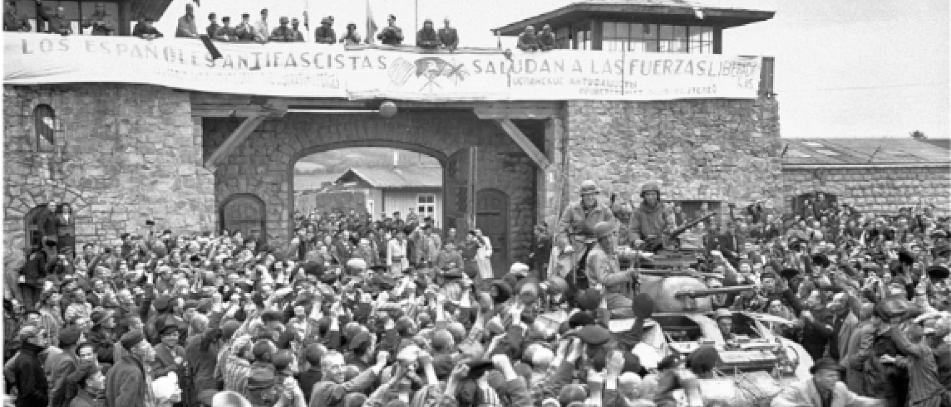 Spanische Antifaschisten die das KZ-Mauthausen befreiten begrüßen die ankommenden US-Truppen.